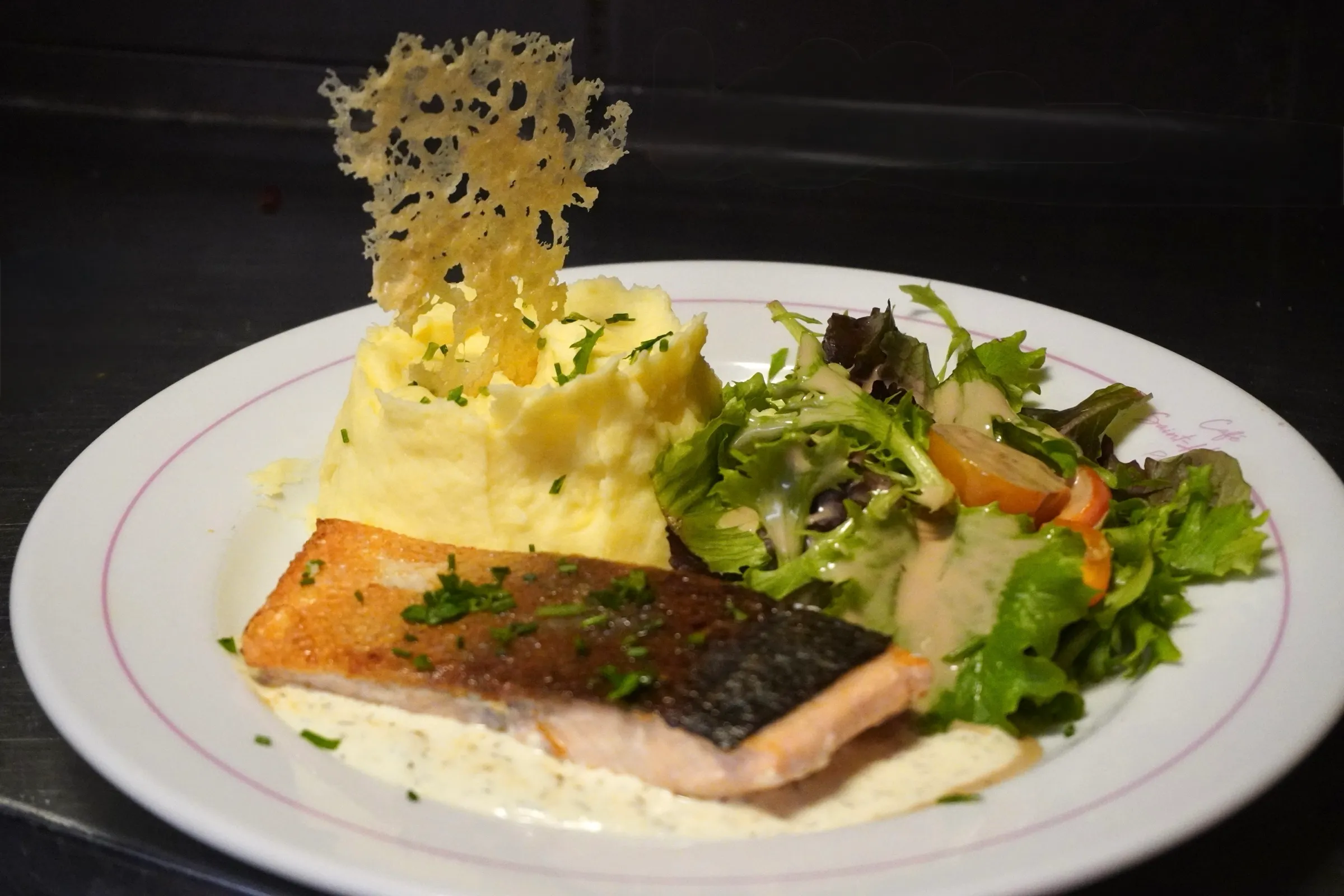 Pavé de saumon, crème d’aneth & purée maison