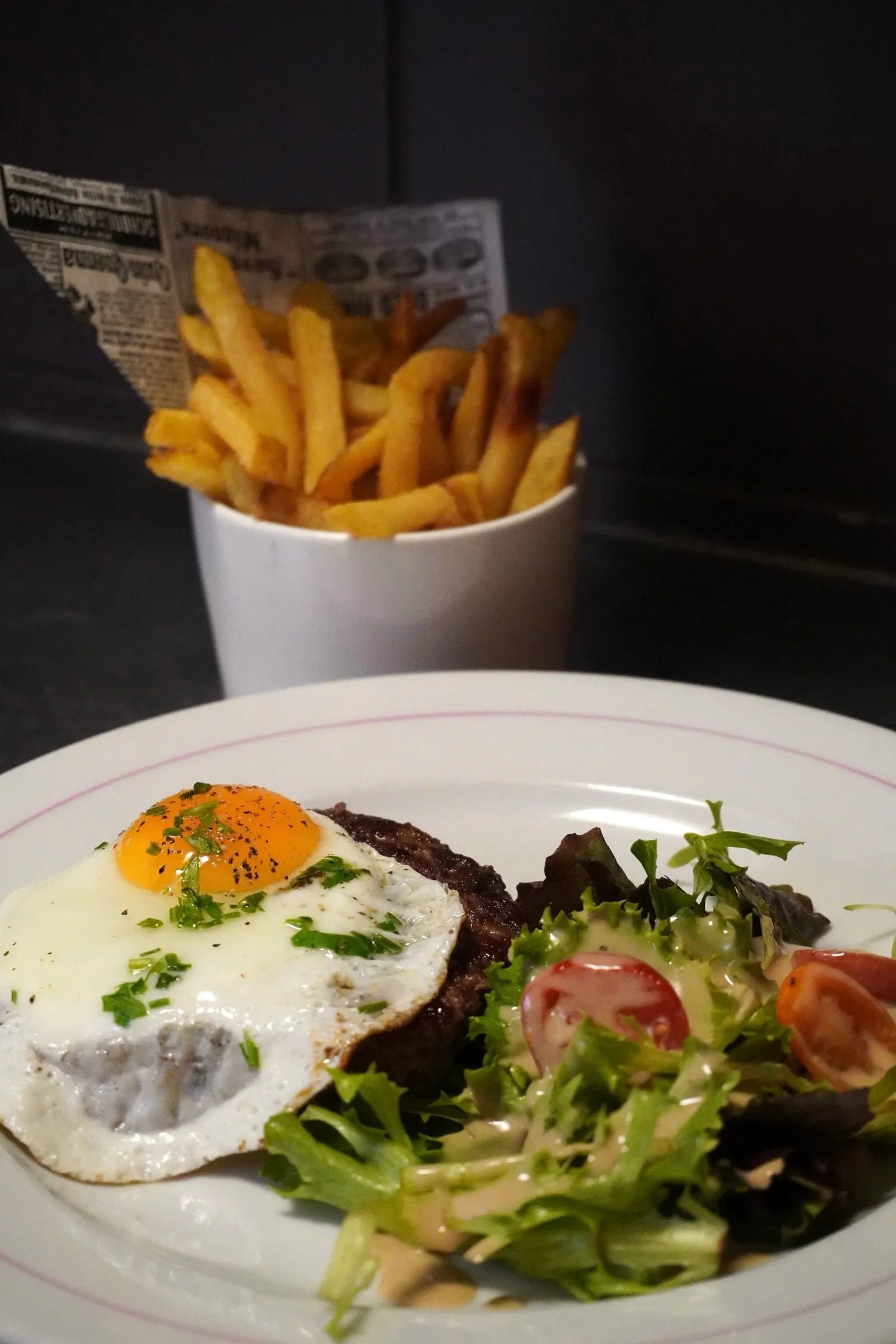 Steak haché de la Maison Pinel, Œuf à cheval, frites maison