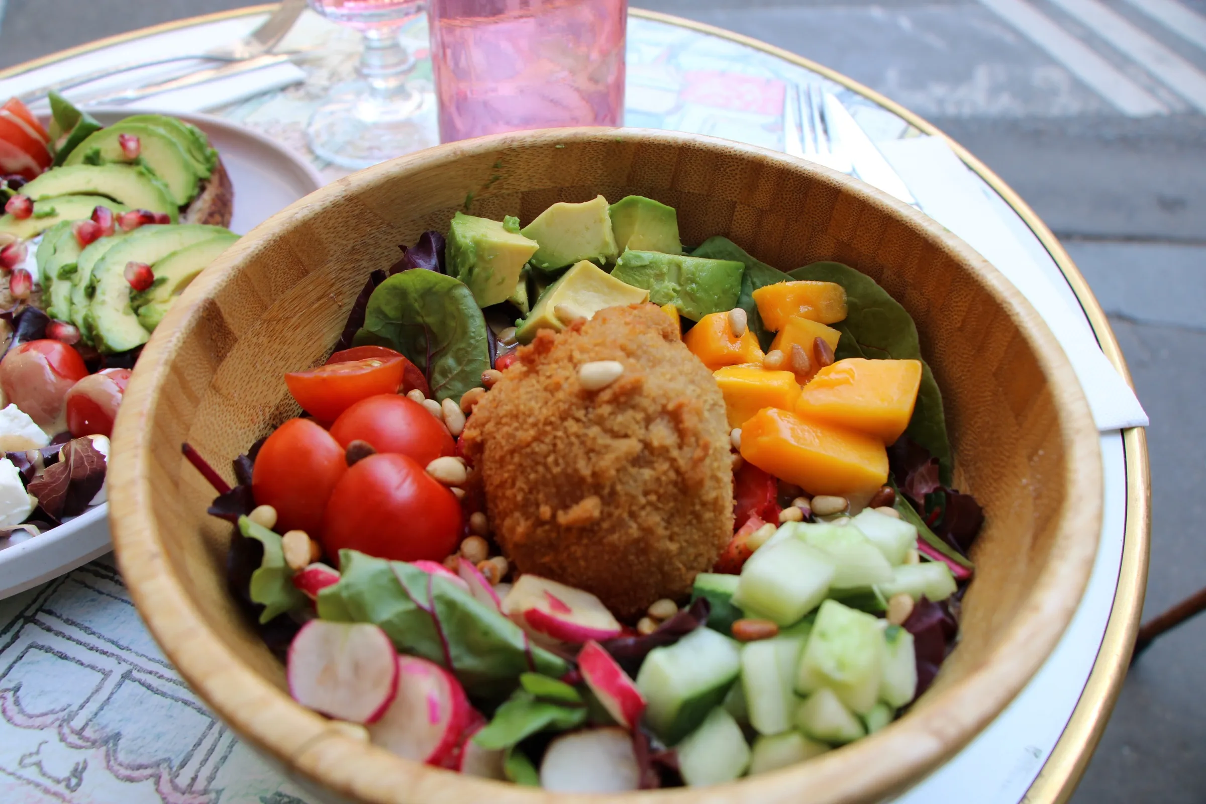 Crispy Burrata bowl, Avocat, mangue, fraise, concombre, tomates cerises, roquette, radis et pignons de pin