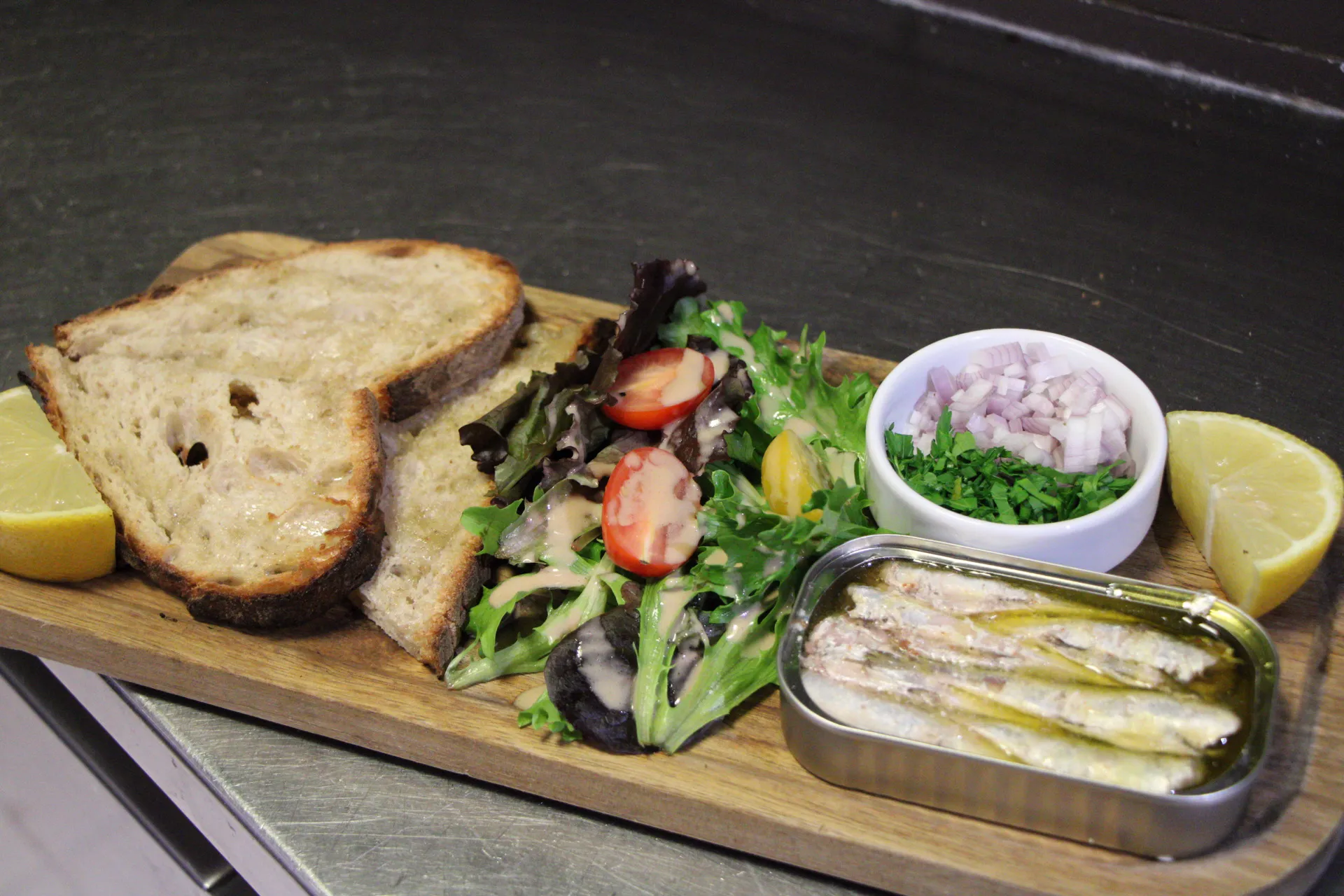 Sardines, pain de campagne grillé, ciboulette, échalote