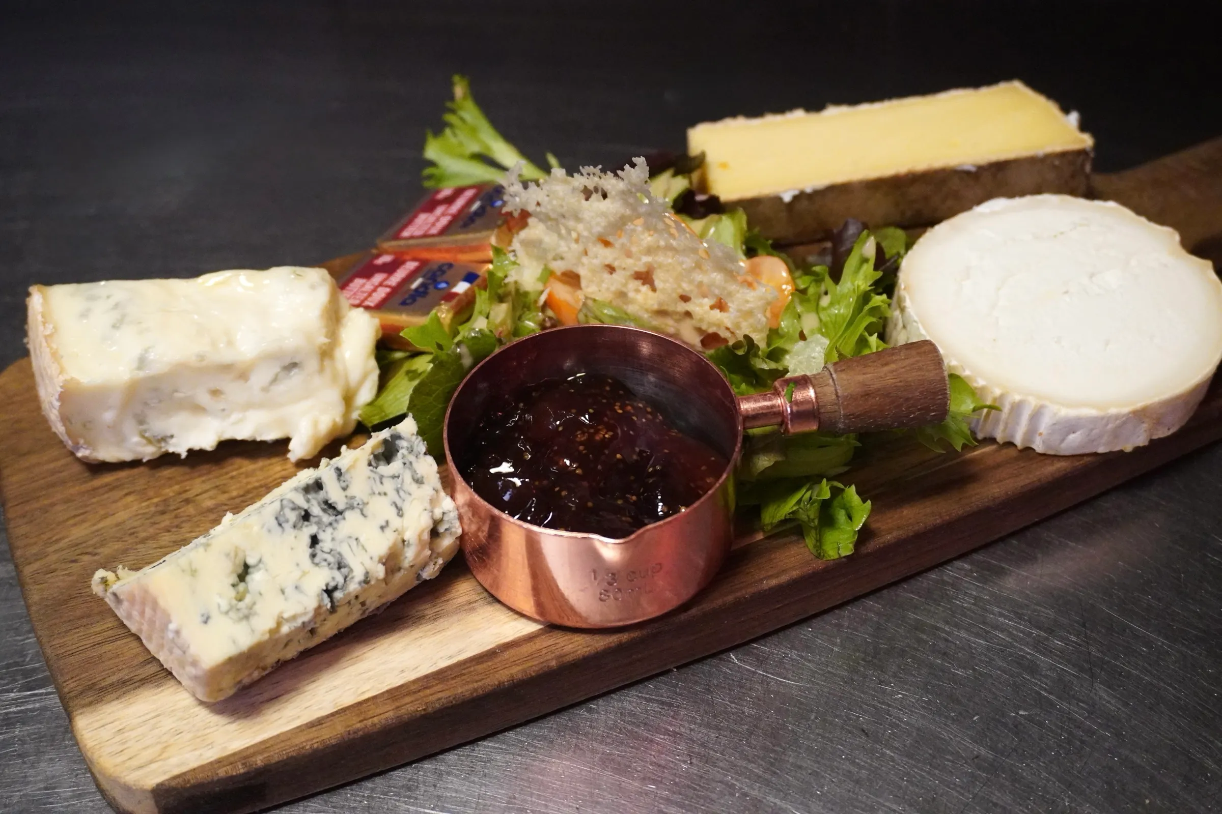 Planche fromagère, confiture de figue