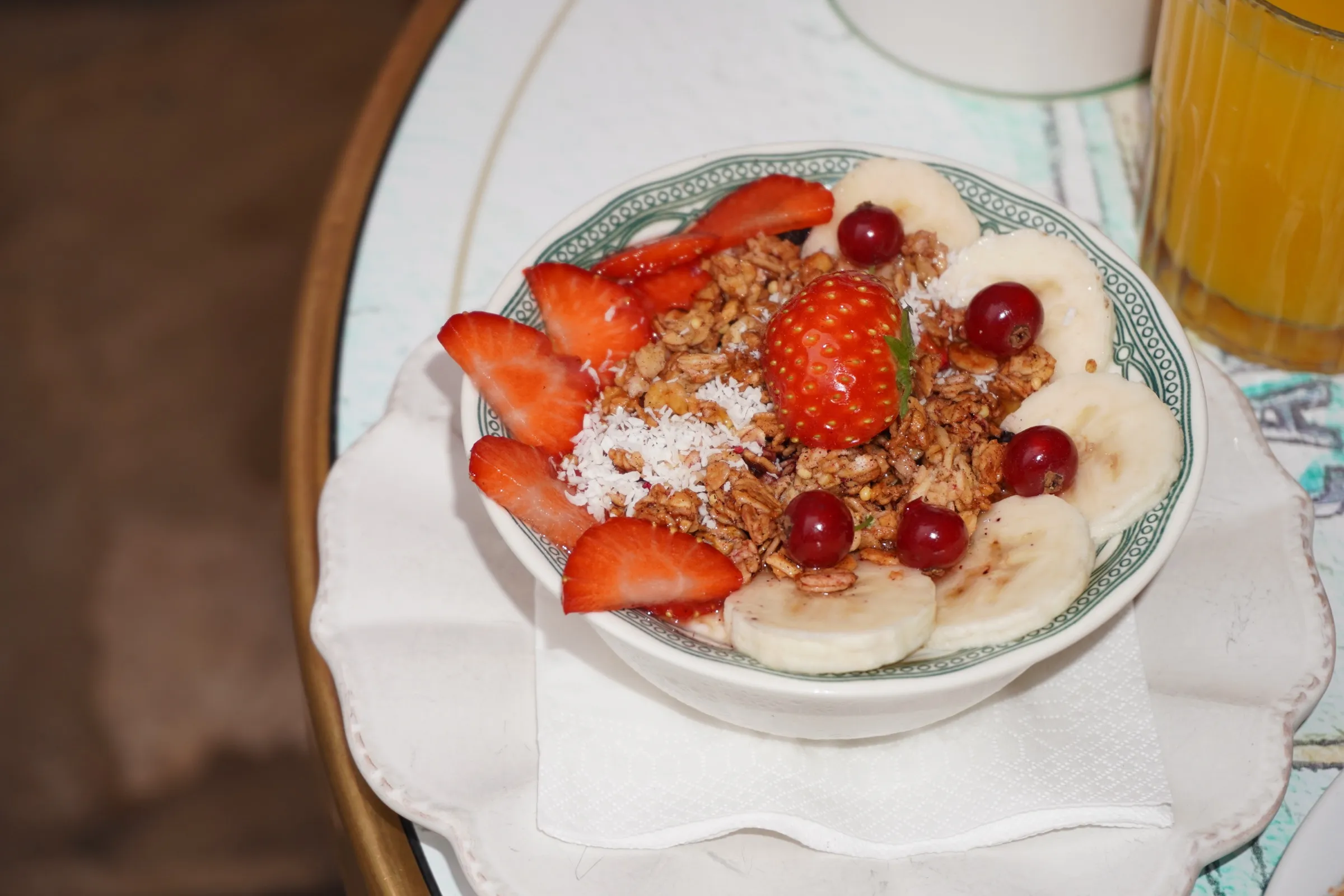 Yaourt Greek, granola, bananes, coco, fruits rouges