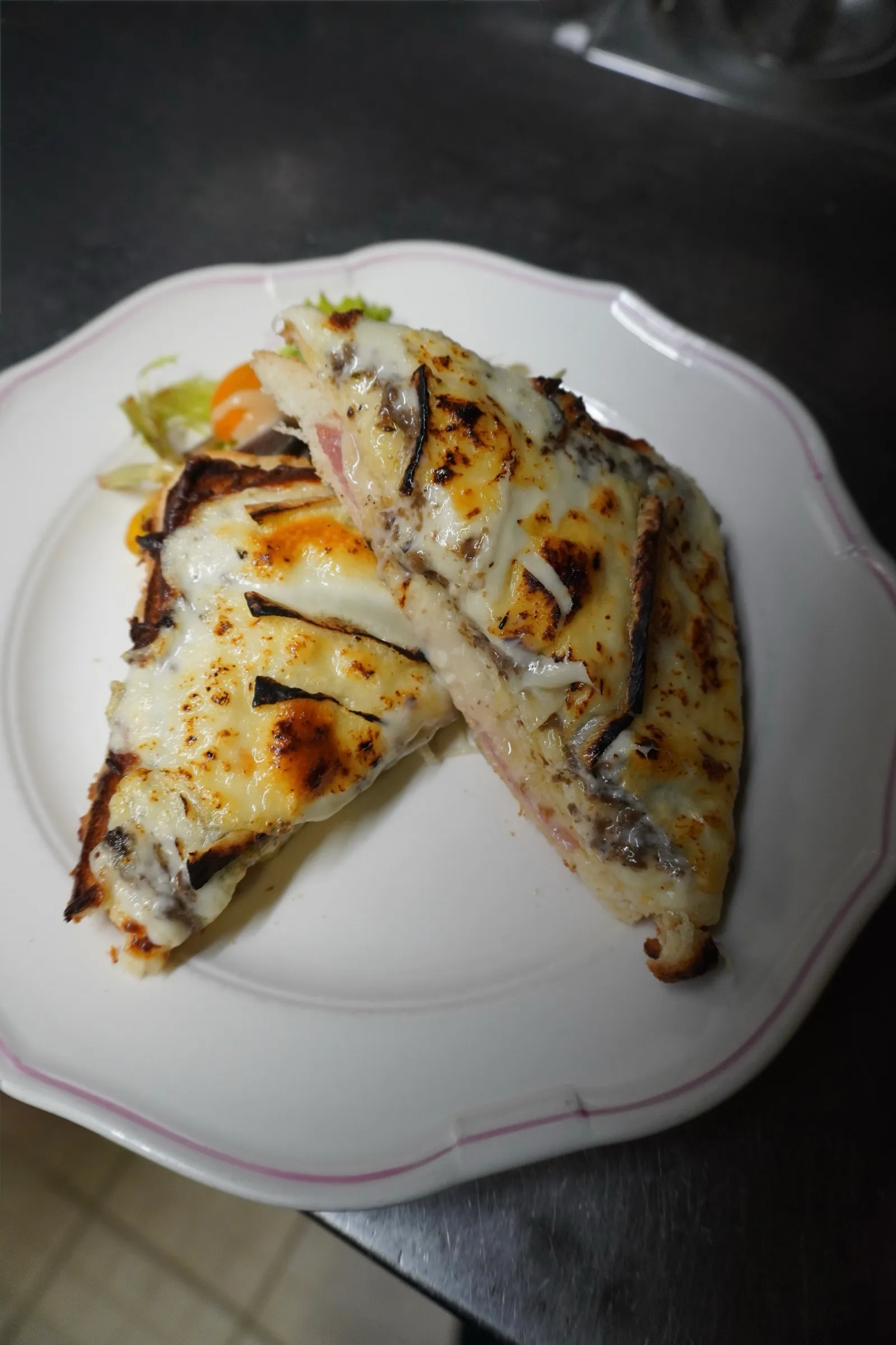Le Fameux Croque, Jambon blanc, Saint Nectaire, sauce mornay et pâte de truffe