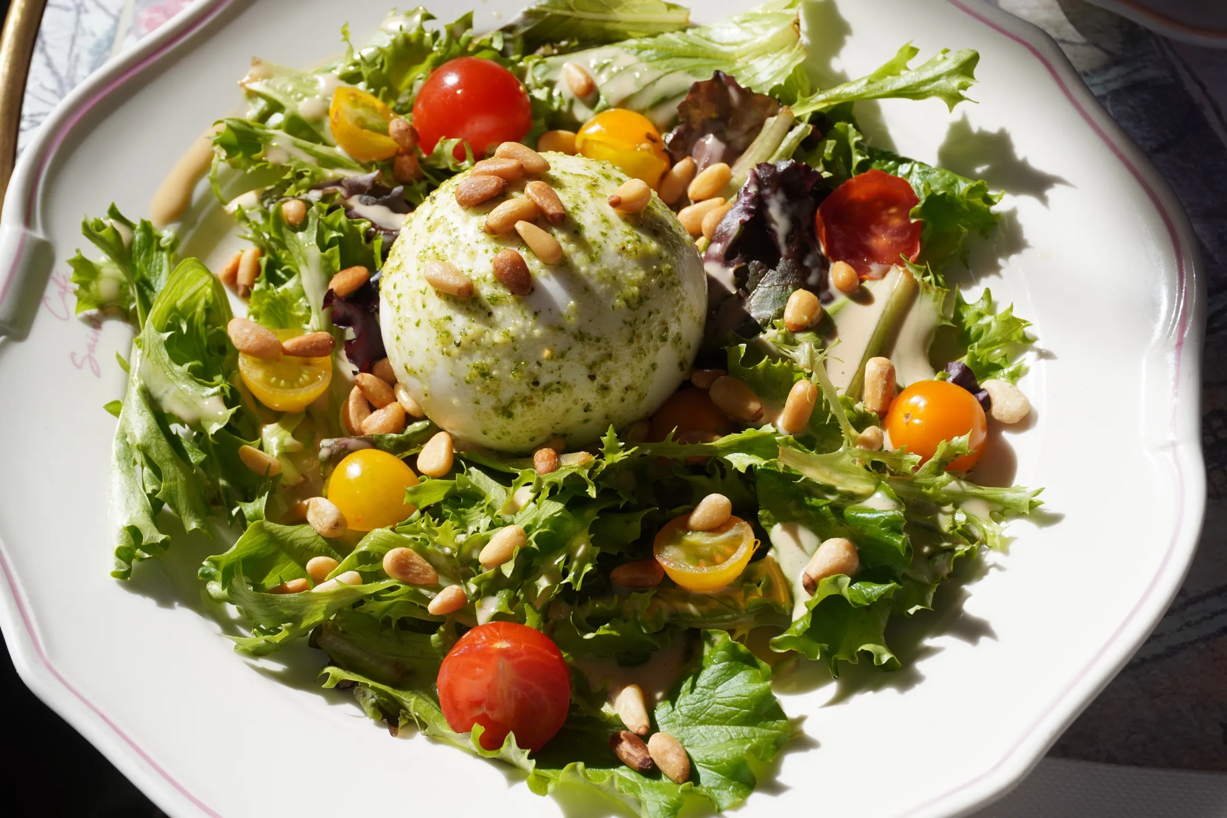 Burrata, tomates, fraises, vinaigrette, réduction balsamique