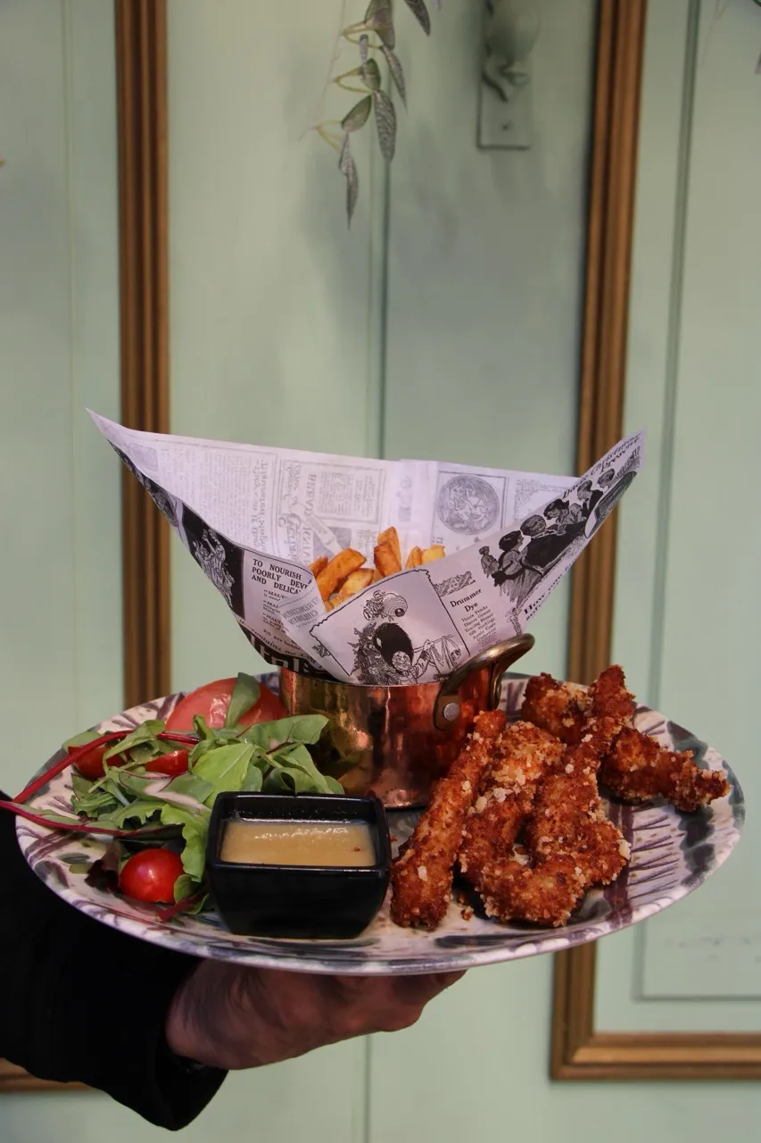 Poulet croustillant et frites en cornet de papier journal