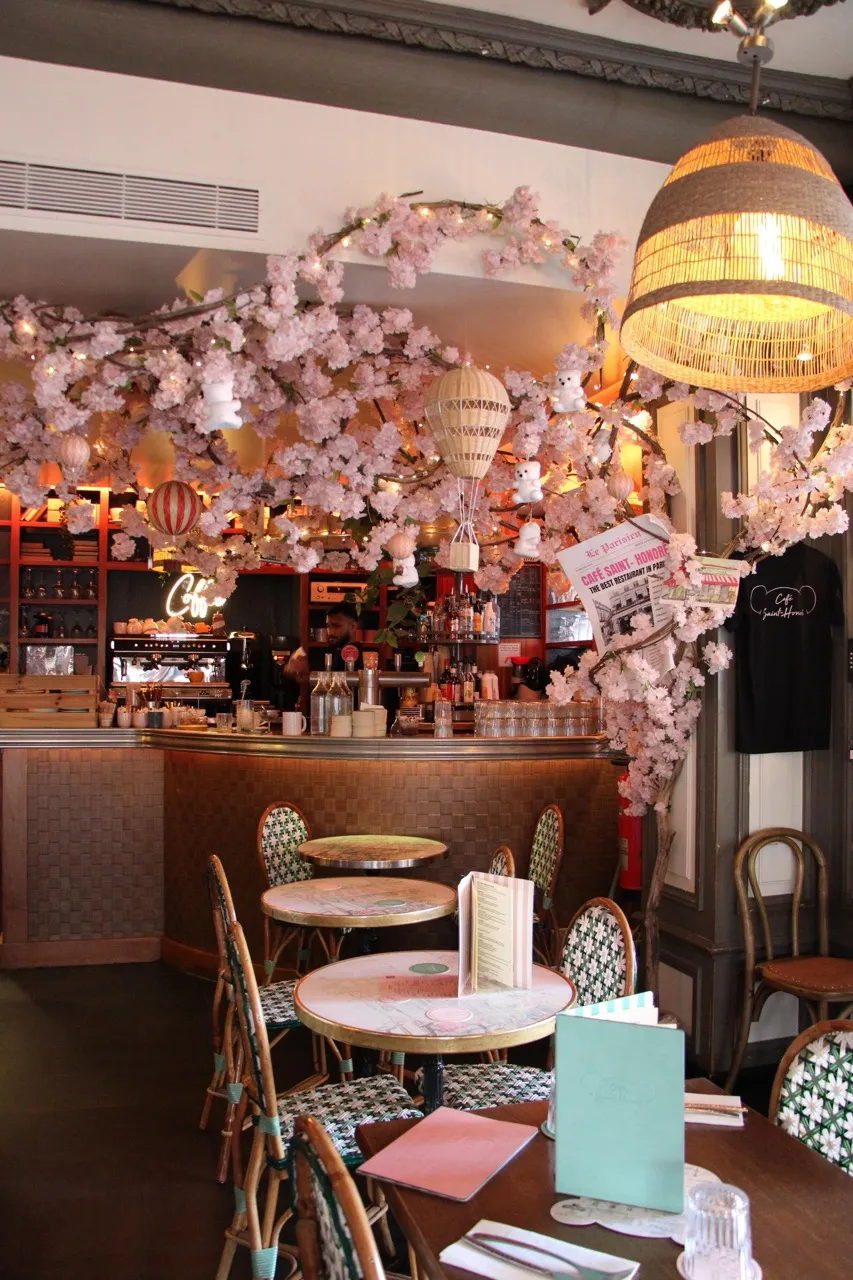 La salle du Café Saint-Honoré sous les cerisiers en fleurs