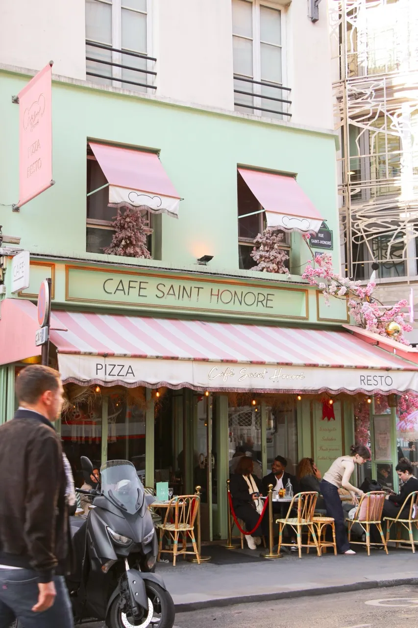 Façade du Café Saint-Honoré et ses stores rayés roses