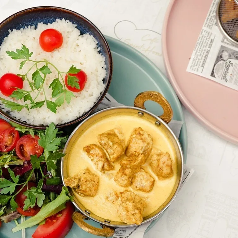 Volaille à la crème, riz et salade fraîche