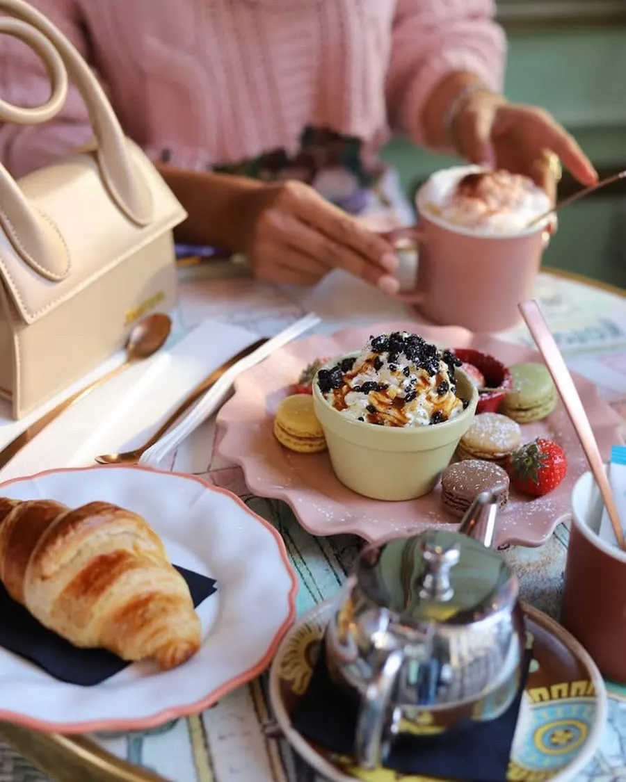 Pâtisseries, macarons et croissant