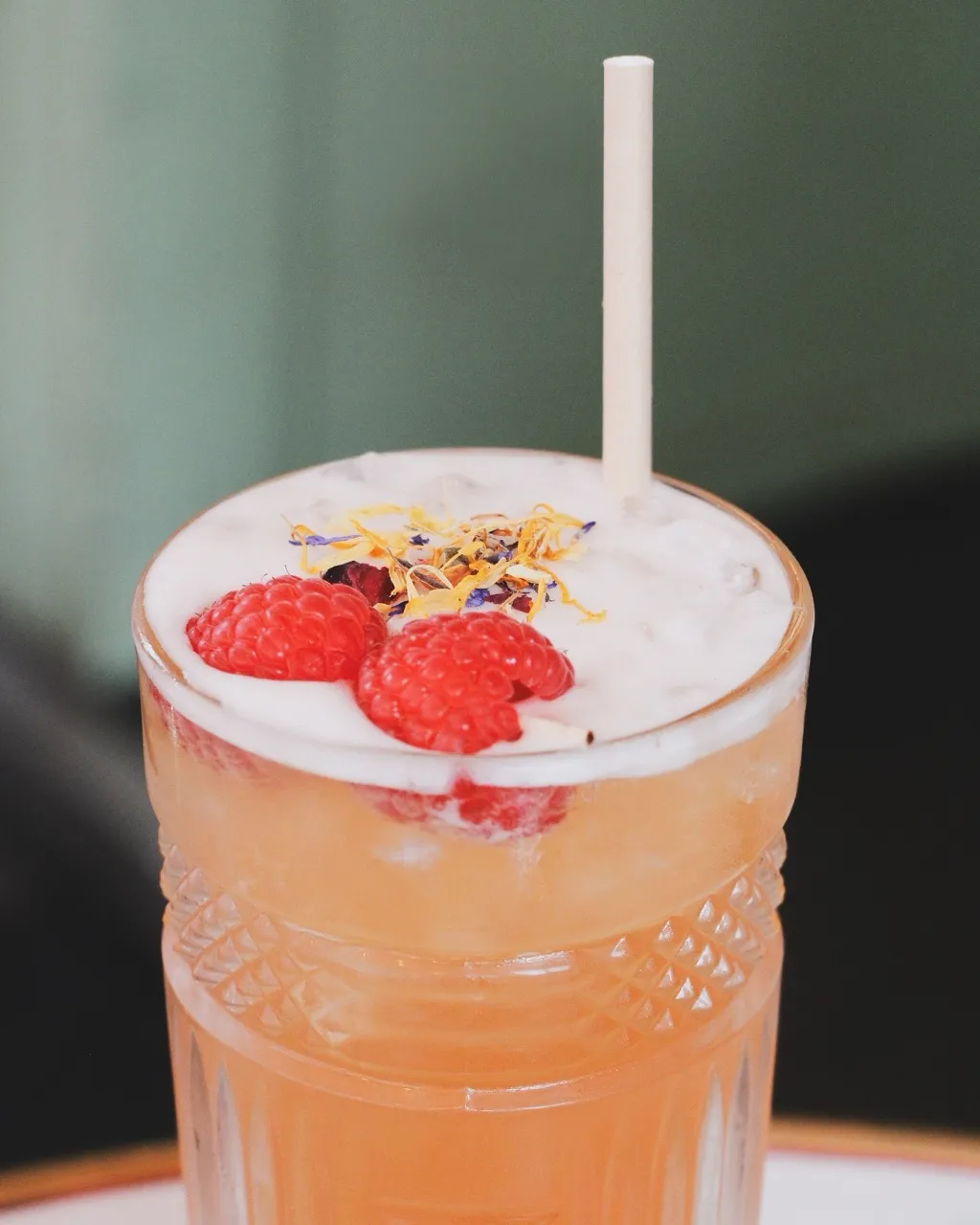 Cocktail aux framboises et fleurs comestibles