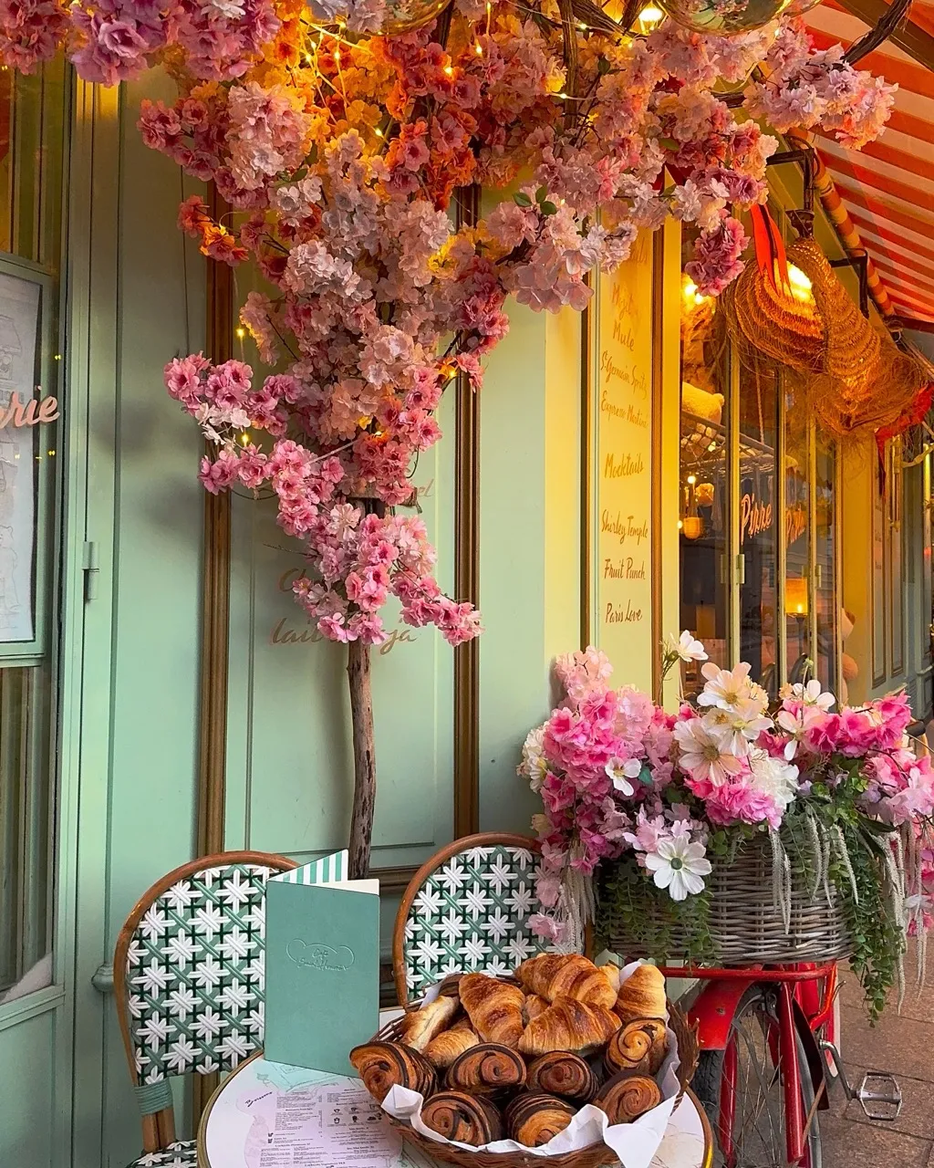 Entrée du café ornée de cerisiers en fleurs